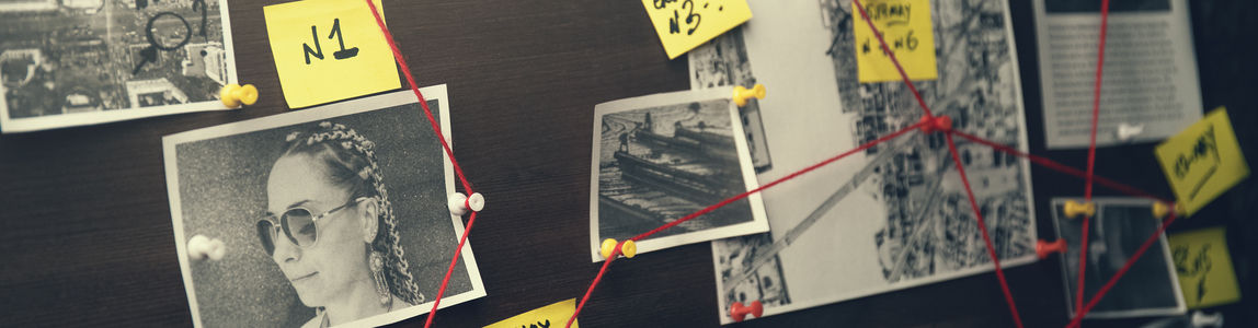 Muro con foto di investigazione
