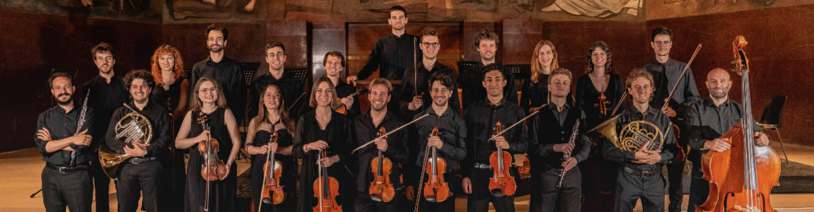 gruppo di persone con strumenti musicali