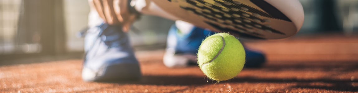 racchetta da padel e pallina
