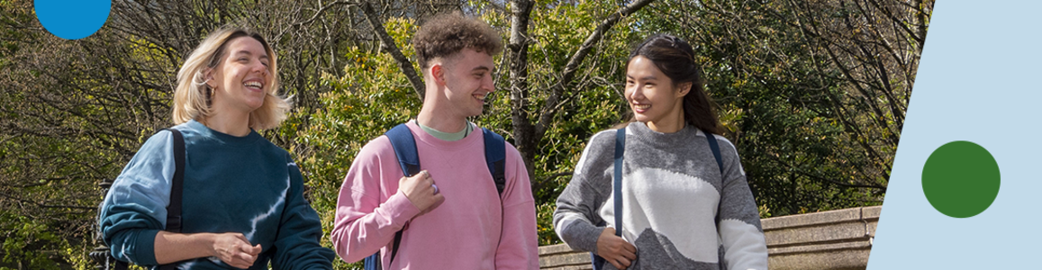 tre giovani studenti camminano