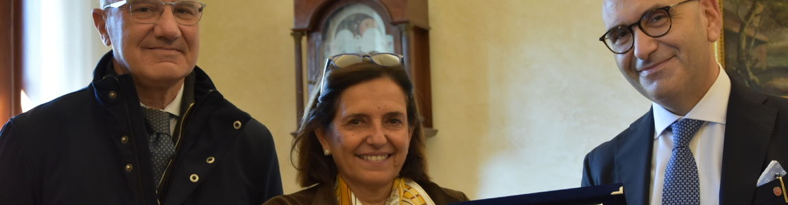 Conferimento del premio. La rettrice Antonella Polimeni al centro con il preside della facoltà di Medicina e odontoiatria Domenico Alvaro e il presidente della società Siumb Vito Cantisani
