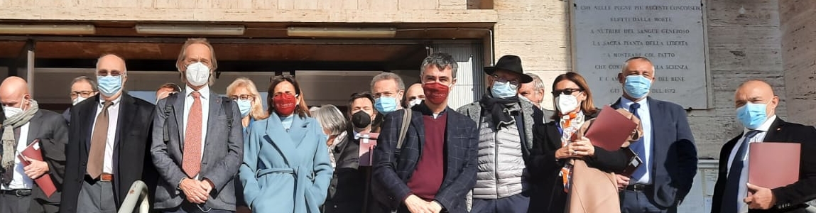 Foto dei docenti con la governance sulla scalinata della Facoltà di Giurisprudenza Foto dei docenti con la governance sulla scalinata della Facoltà di Giurisprudenza