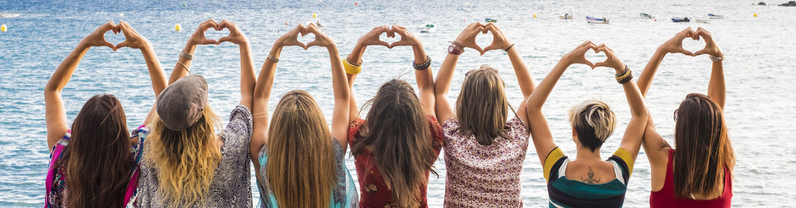 ragazze al mare con le mani a cuore