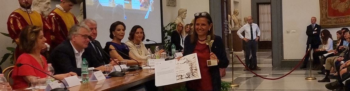 la rettrice riceve il premio