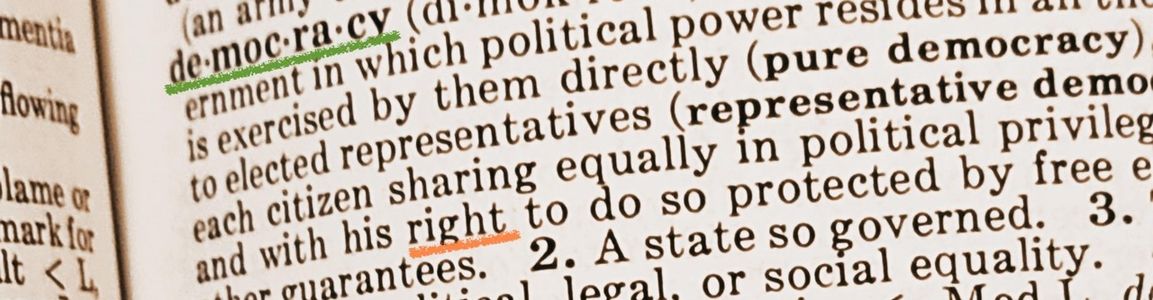 pagina di un manuale dizionario con la parola democracy in evidenza