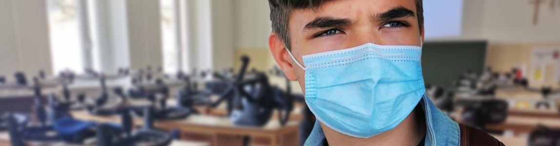 studente con mascherina a lezione