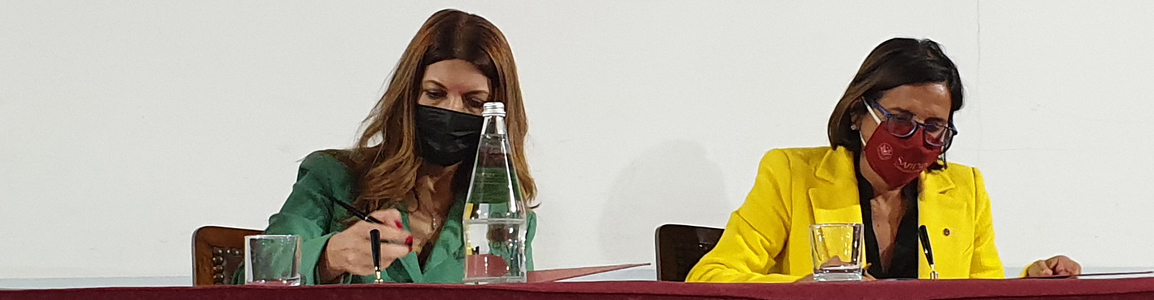 Rettrice con Ambasciatrice della Repubblica dell Armenia mentre firmano il protocollo di intesa Rettrice con Ambasciatrice della Repubblica dell Armenia mentre firmano il protocollo di intesa