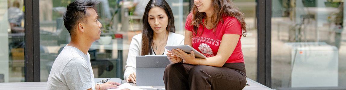 tre ragazzi seduti all'università