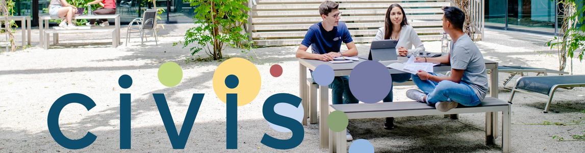studenti nel cortile di un edificio dell università di Tubinga