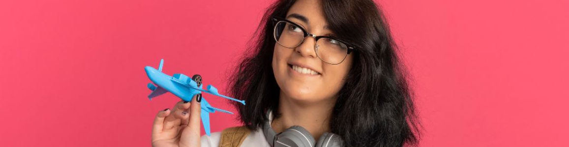 Ragazza con aereo e mappamondo in mano