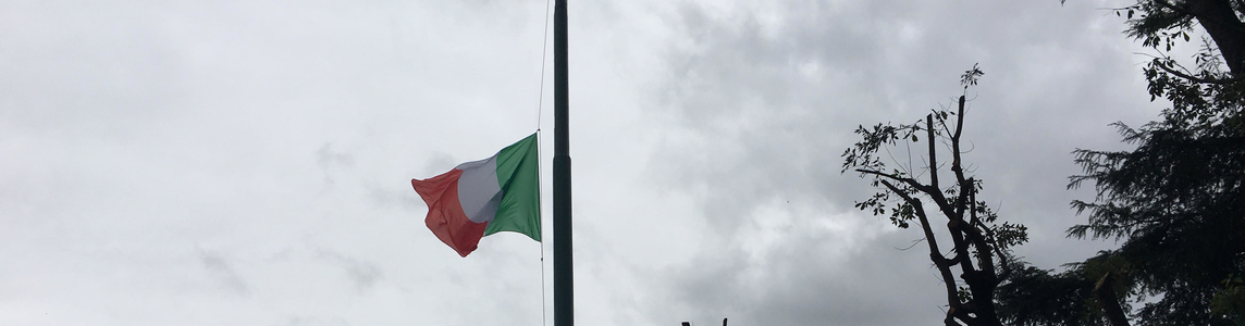 Bandiera a mezz'asta alla Sapienza Bandiera a mezz'asta alla Sapienza