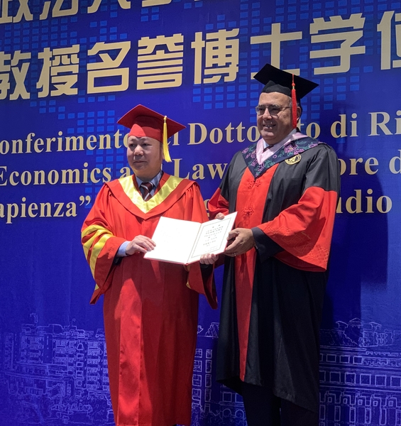 Il rettore Eugenio Gaudio è stato insignito del prestigioso Honorary Doctoral Degree dal Governo della Repubblica popolare cinese 