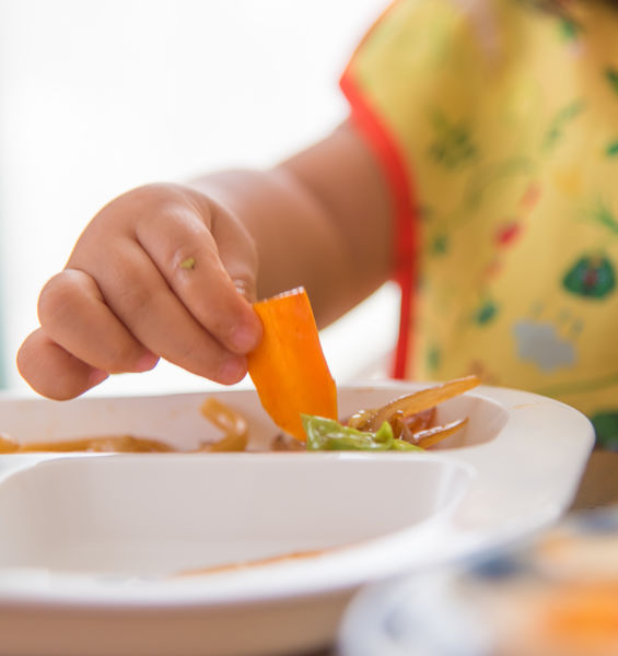 Bambini a tavola: mangiare senza aiuto contribuisce allo sviluppo del linguaggio