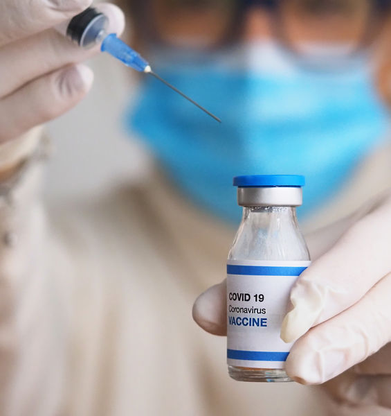Vaccinazione anti COVID-19: non solo le patologie pregresse e l’età, ma anche il sesso e lo stile di vita influenzano la risposta immunitaria acquisita