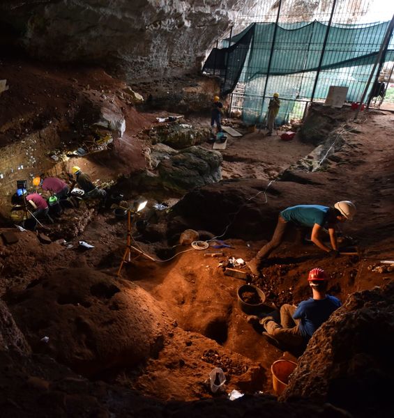 Neanderthal ancestors in Grotta Romanelli