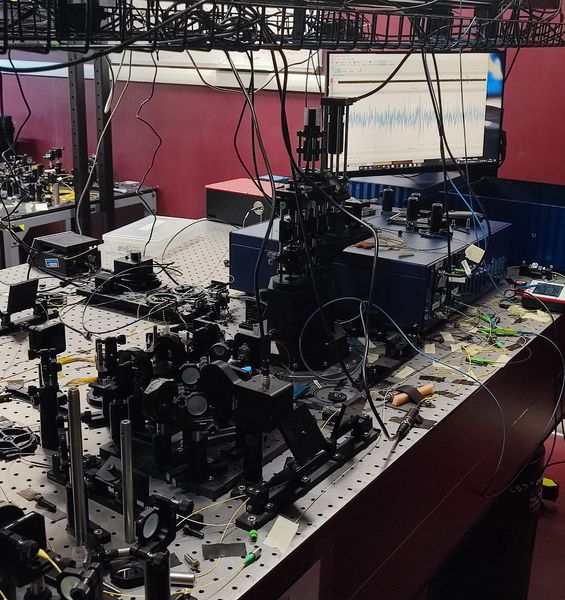 Un nuovo approccio fotonico alla manipolazione della casualità nei computer quantistici