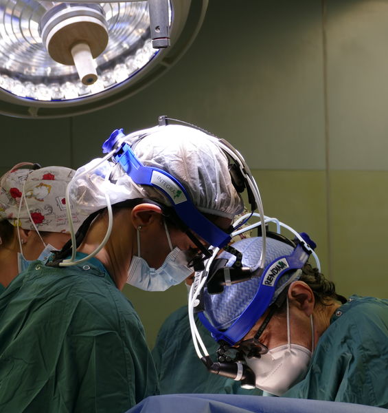 Nuovo successo all’ospedale universitario Sant’Andrea: primo intervento al mondo di ricostruzione di trachea e arteria anonima