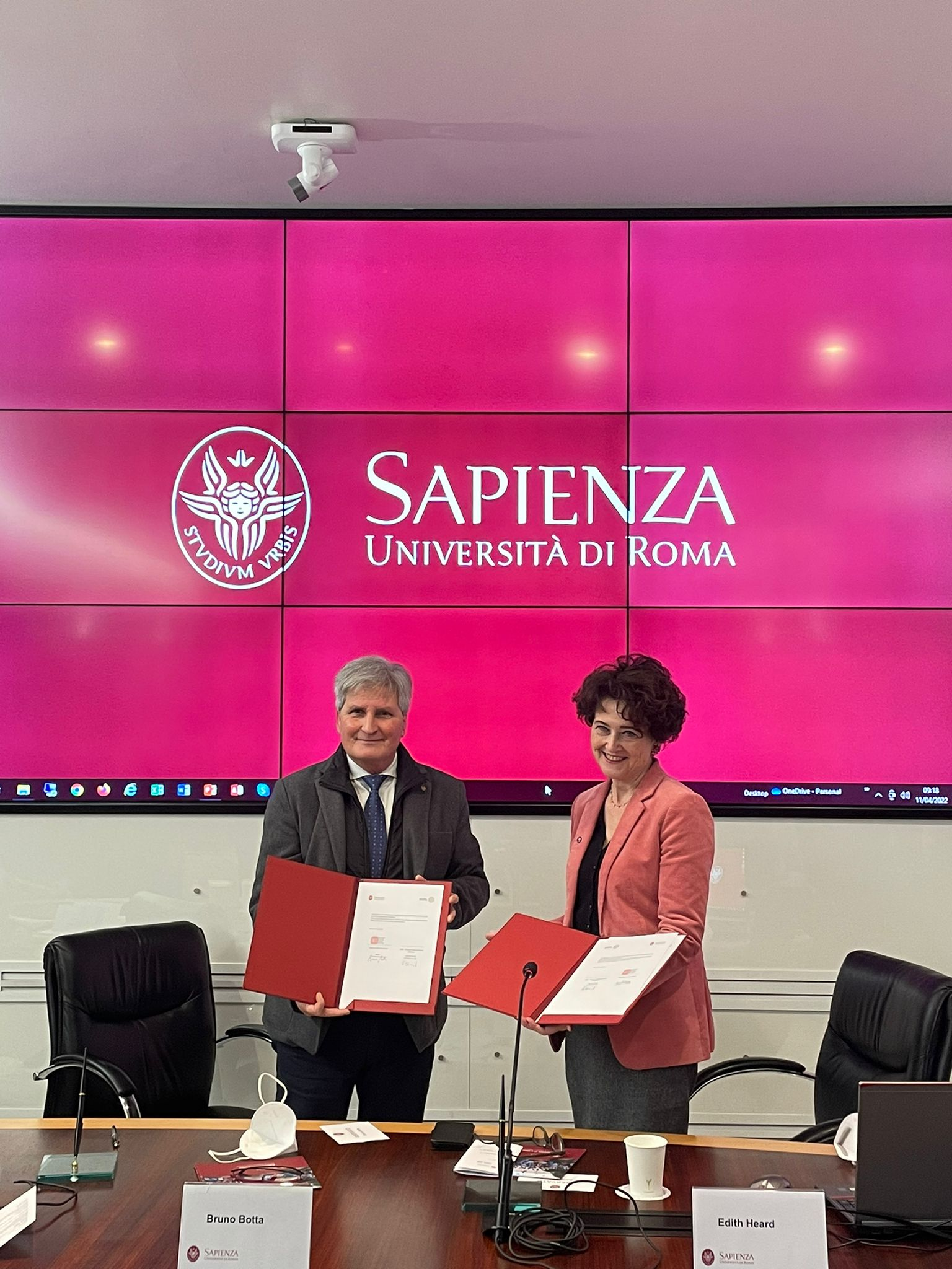 Sottoscrizione del Memorandum of Understanding tra La Sapienza, Università di Roma e l’EMBL rappresentate rispettivamente dal Prorettore alle Politiche per l’Internazionalizzazione Bruno Botta e dalla Direttrice Generale dell’EMBL Edith Heard.