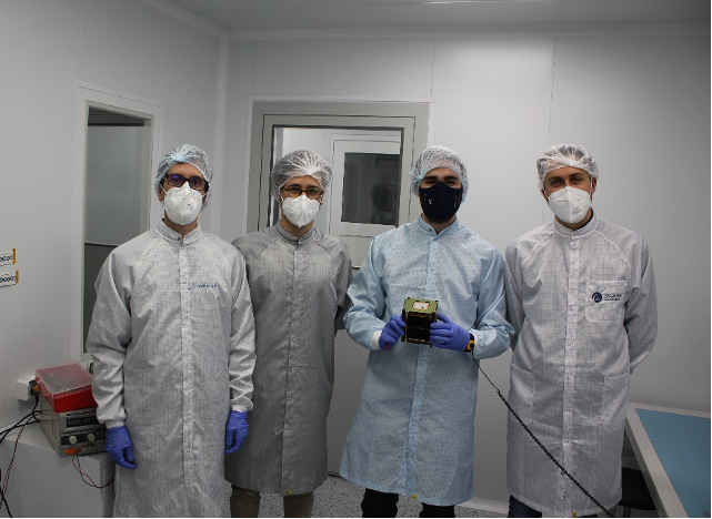 studenti Sapienza con il satellite