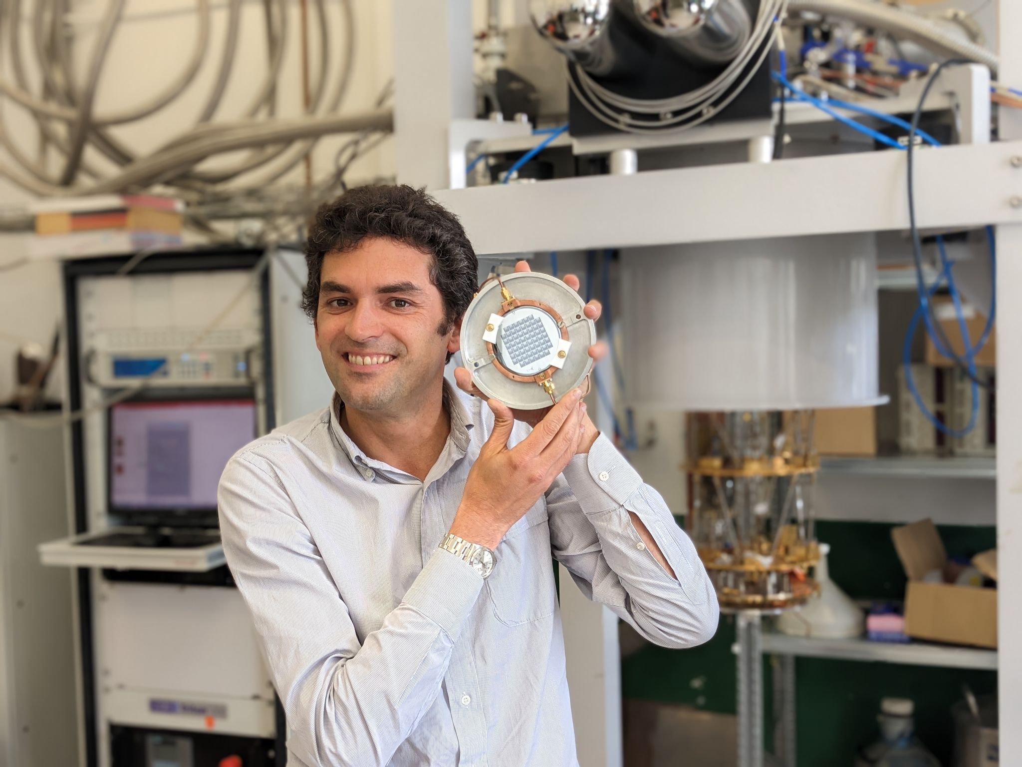 Marco Vignati mostra il prototipo di rivelatore per il progetto Danae