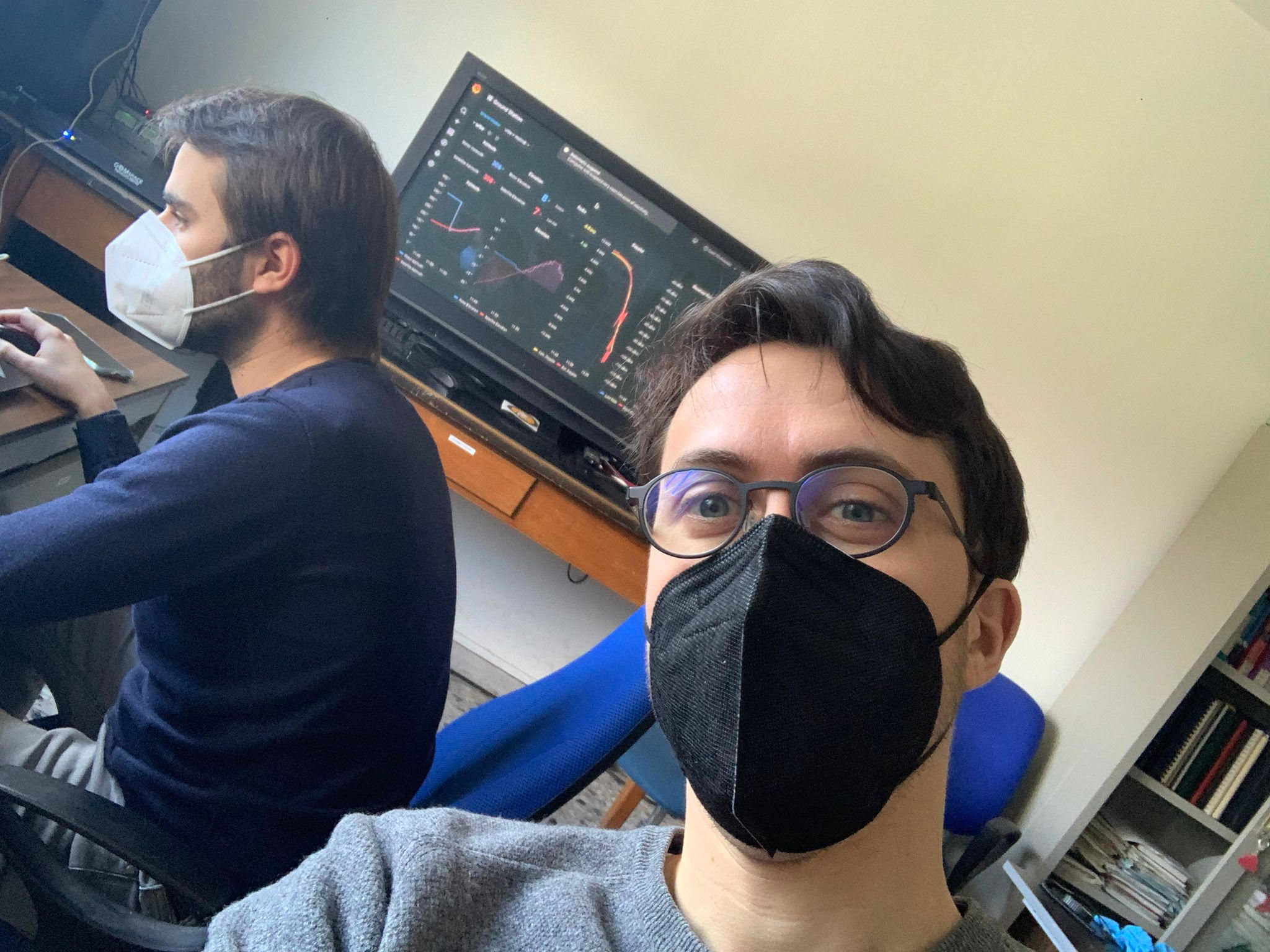 gli studenti durante le attività di monitoraggio del satellite