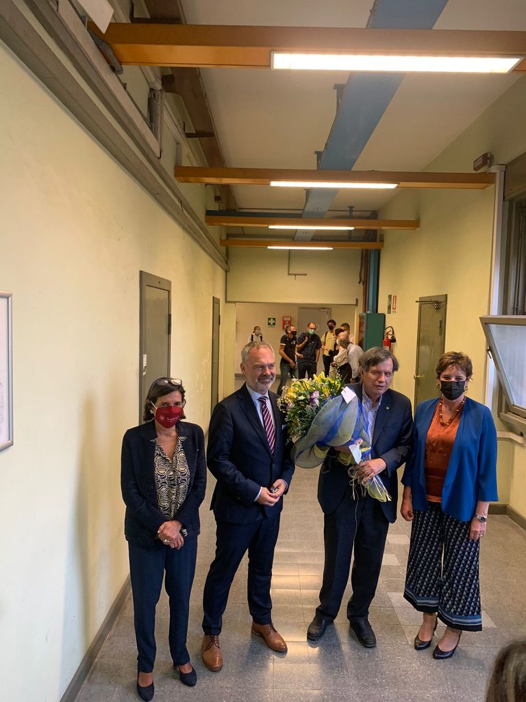 Giorgio Parisi, omaggiato di un mazzo di fiori, al Dipartimento di Fisica con la Ministra Cristina Messa, la Rettrice Antonella Polimeni e l’ambasciatore della Svezia Jan Björklund