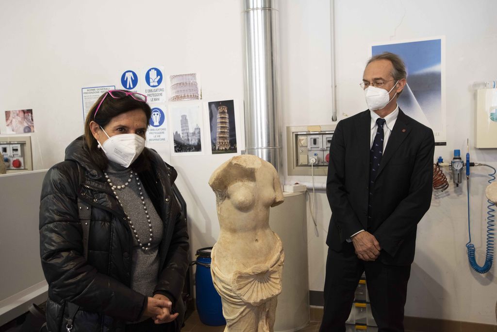 La rettrice Antonella Polimeni e il prorettore Giuseppe Ciccarone osservano una delle sculture acefale provenienti dal Rettorato in corso di restauro