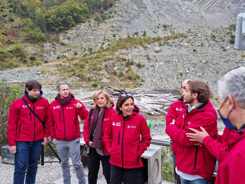 foto di gruppo del team del laboratorio di Poggio Baldi con la Rettrice