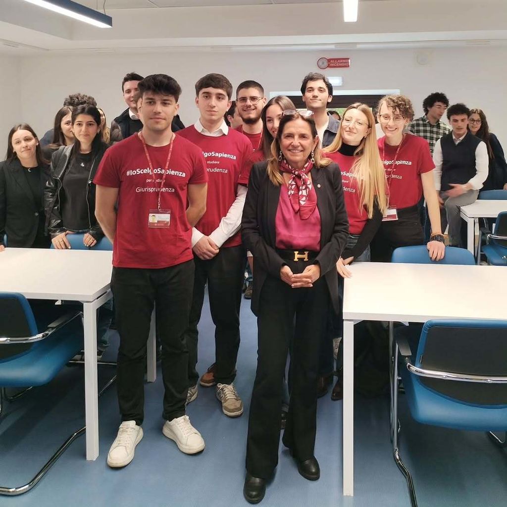 Studenti di Giurisprudenza insieme alla rettrice nella nuova Biblioteca unificata di Giurisprudenza