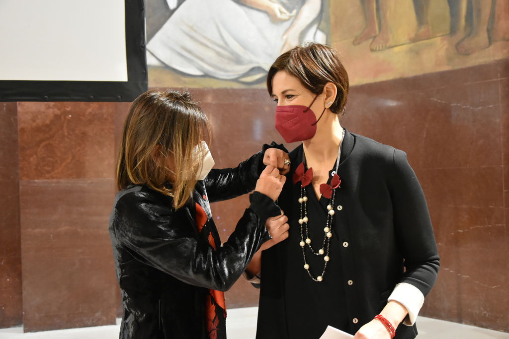 La rettrice mentre dona il pin della Sapienza alla regista - Foto di Stefania Sepulcri