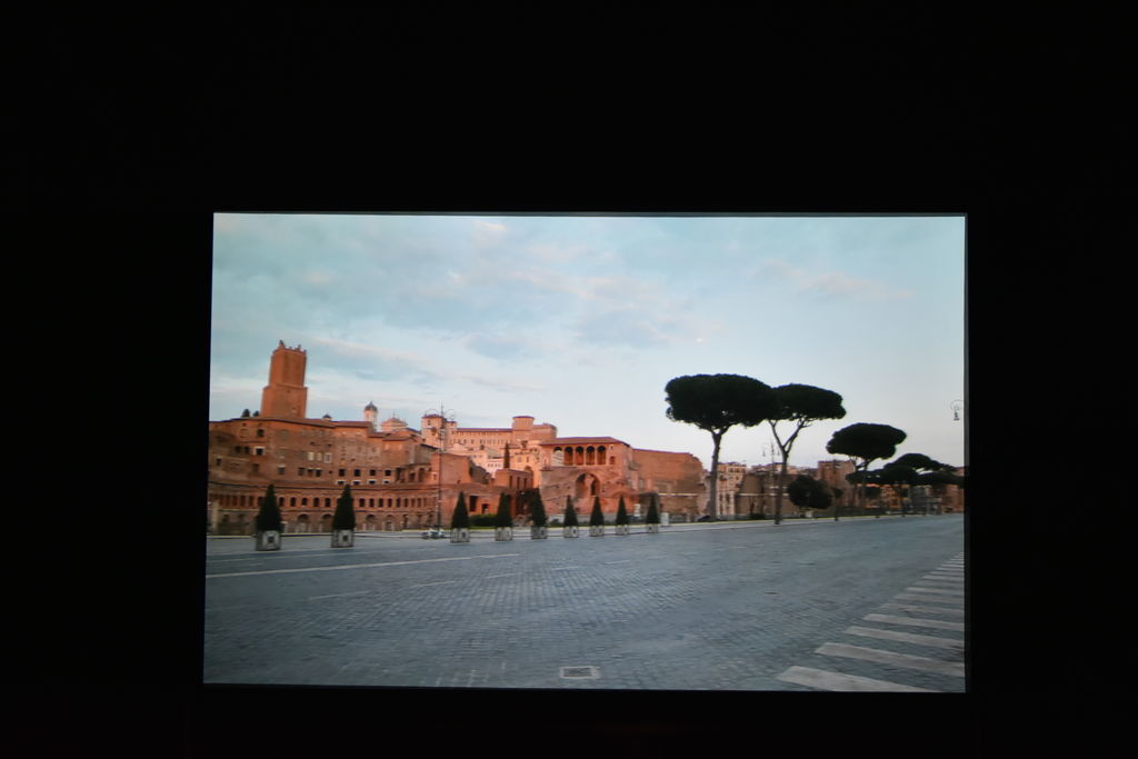 Un fotogramma del documentario; i fori romani deserti