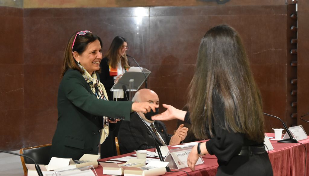 Tavolo di presidenza con relatori