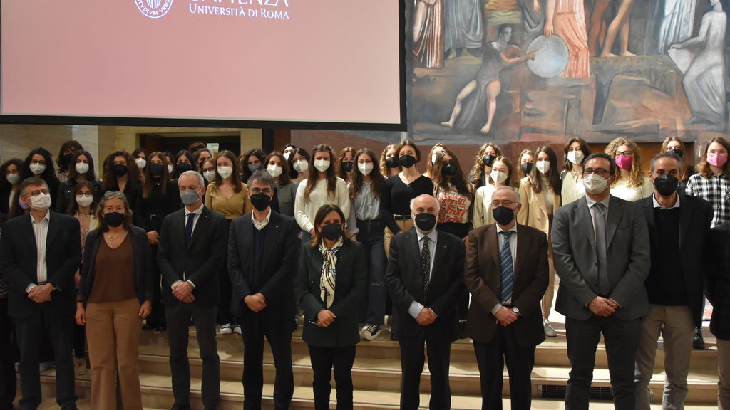 foto di gruppo delle ragazze iscritte ai corsi stem che hanno vinto la borsa di studio con la rettrice