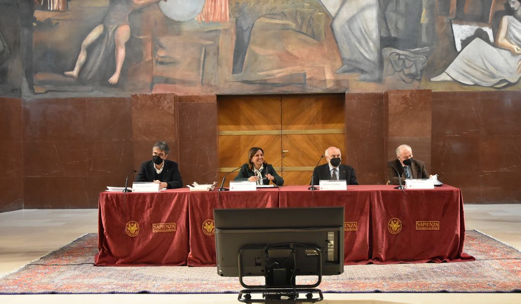 Tavolo di presidenza con relatori