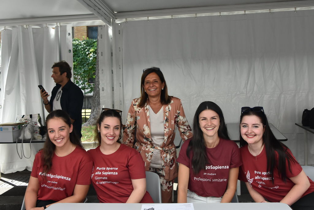 La Rettrice con le studentesse collaboratrici durante la manifestazione Porte aperte alla Sapienza