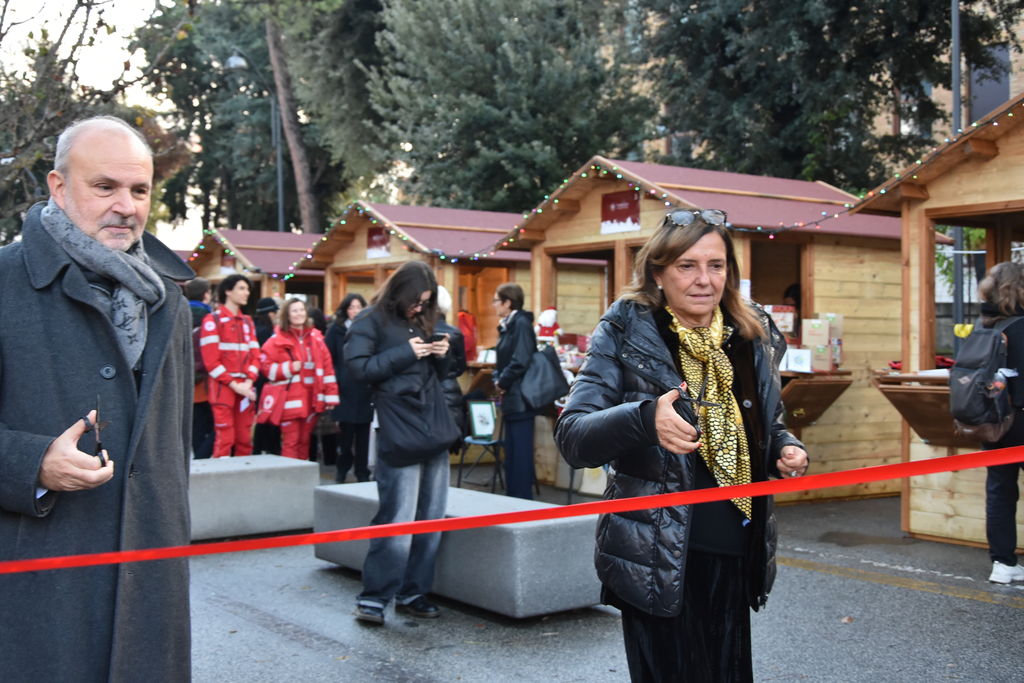 Taglio del nastro inaugurale del mercatino solidale con la Rettrice e il Ministro della Salute