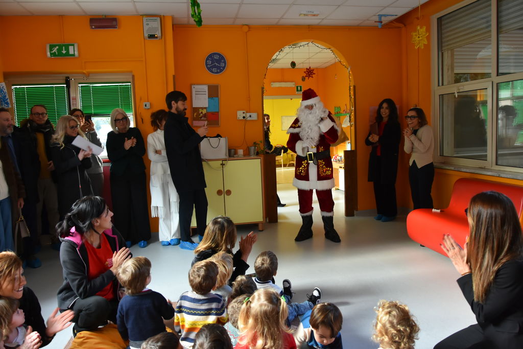 L'ingresso a sorpresa di Babbo Natale al nido Sapienza
