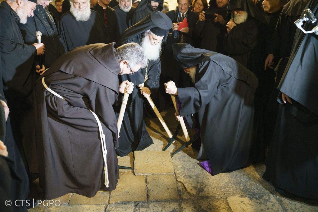 Rimozione prima pietra Santo Sepolcro - Credits Custodia terra Santa- Foto Gianfranco Pinto Ostuni