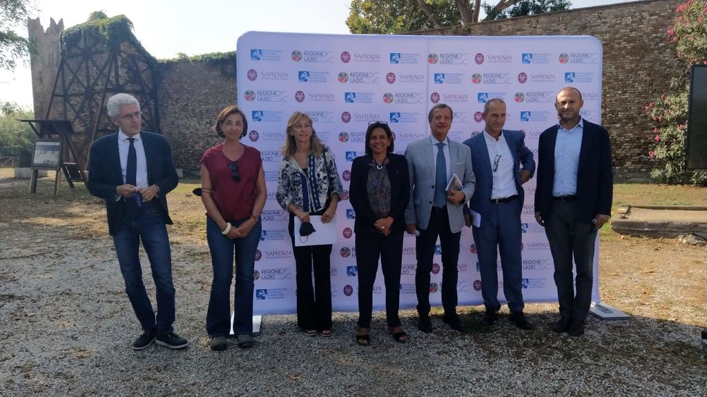 foto di  gruppo all'evento di presentazione degli scavi