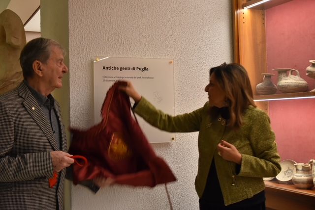 La rettrice scopre la targa commemorativa della collezione permanente insieme a Nicola basso