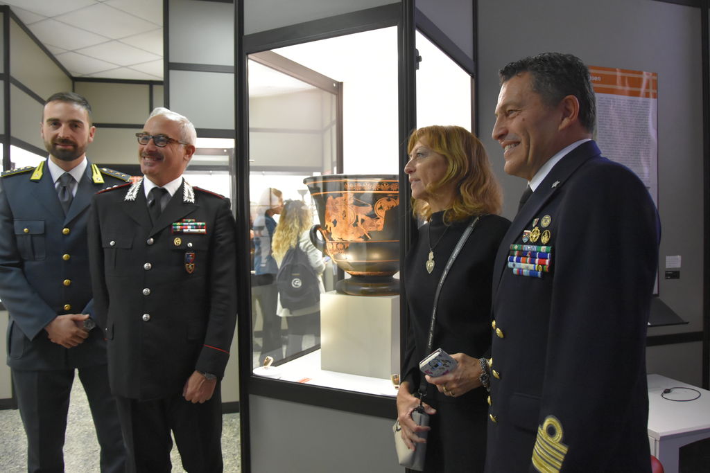 Rappresentanti dei corpi militari insieme alla soprintendente