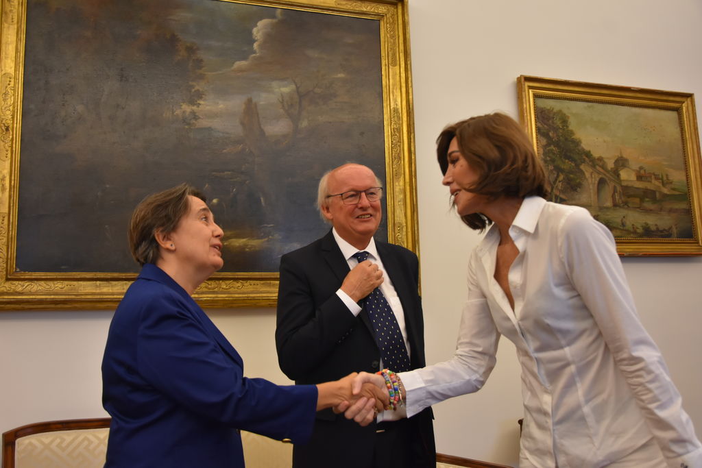 La ministra Anna Maria Bernini saluta Laura Sadori, docente del Dipartimento di Biologia ambientale, e Thijs Van Kolfschoten, presidente di INQUA