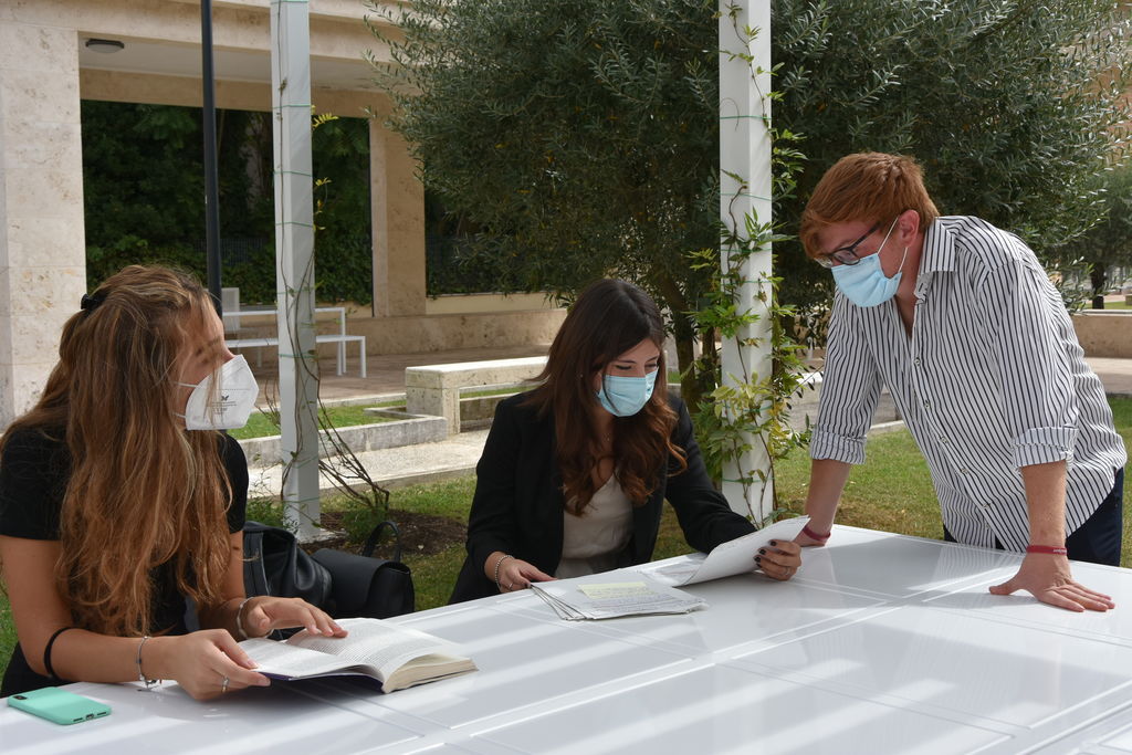 Studenti che studiano nelle nuove strutture -Foto di Stefania Sepulcri