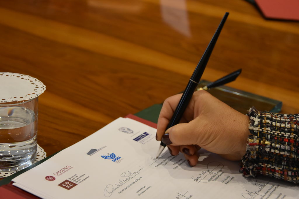 Firma accordo - Foto di Stefania Sepulcri