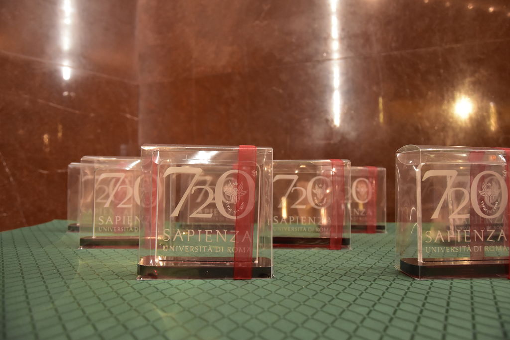Targhe del 720esimo anniversario dalla fondazione della Sapienza
