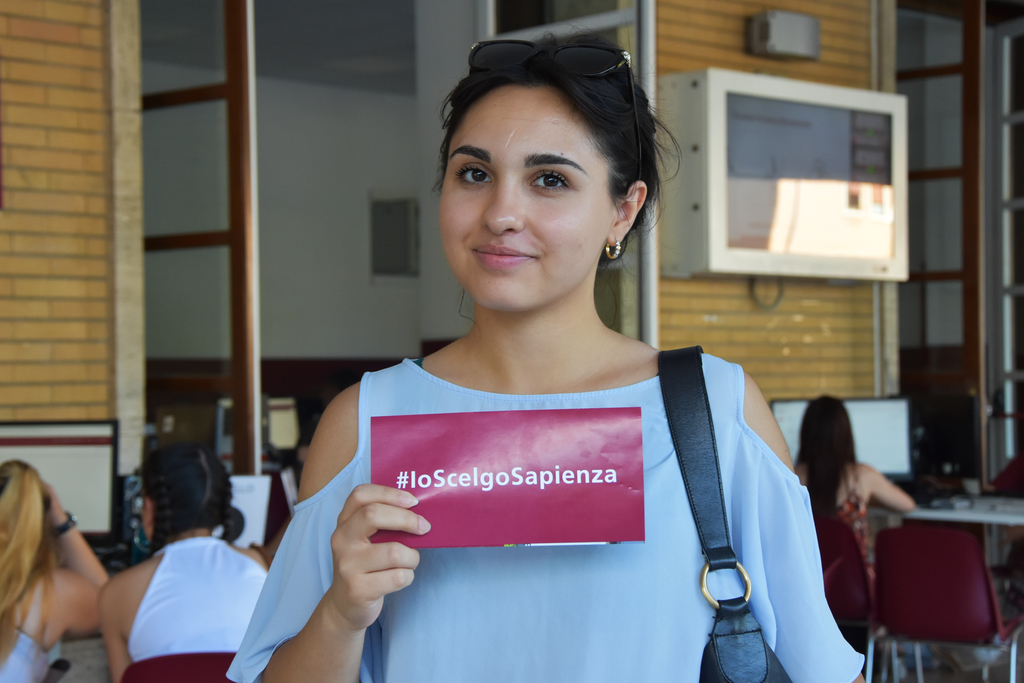 Studentessa alla manifestazione Porte aperte alla Sapienza