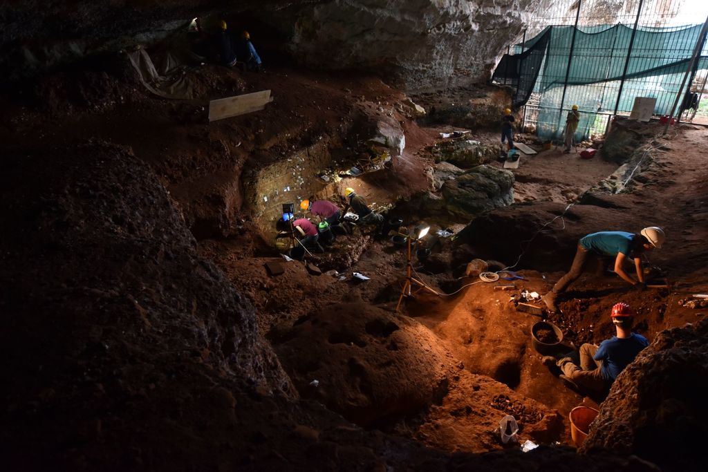 Attività di scavo all'interno di Grotta Romanelli. Foto di Luca Forti.