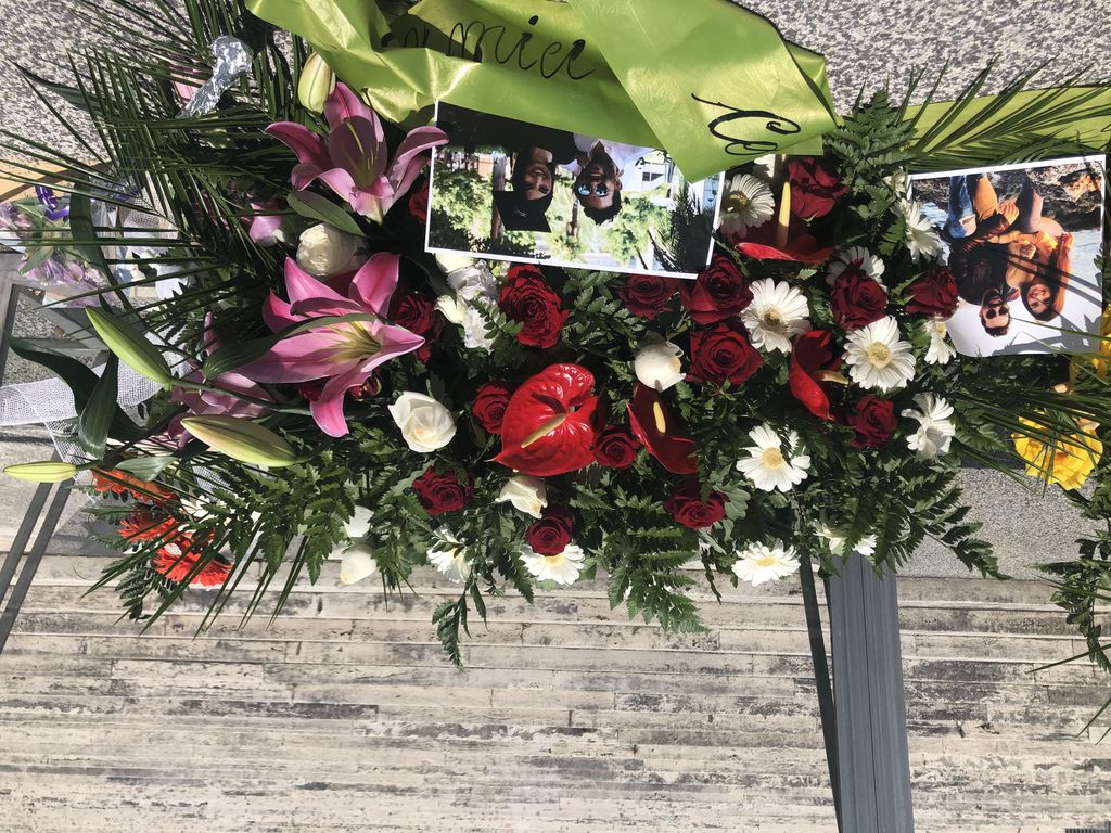 Corone di fiori con foto di Serena e Hesam