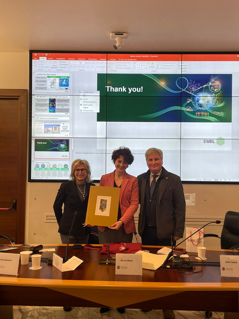 La professoressa Irene Bozzoni, la Direttrice Generale Edith Heard e il Prorettore alle Politiche per l’Internazionalizzazione Bruno Botta posano per una foto istituzionale.