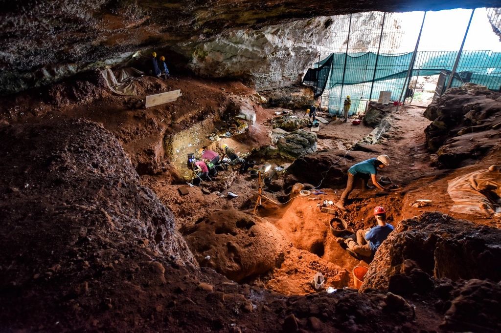 Lavoro sul campo a Grotta Romanelli (credit: L. Forti)